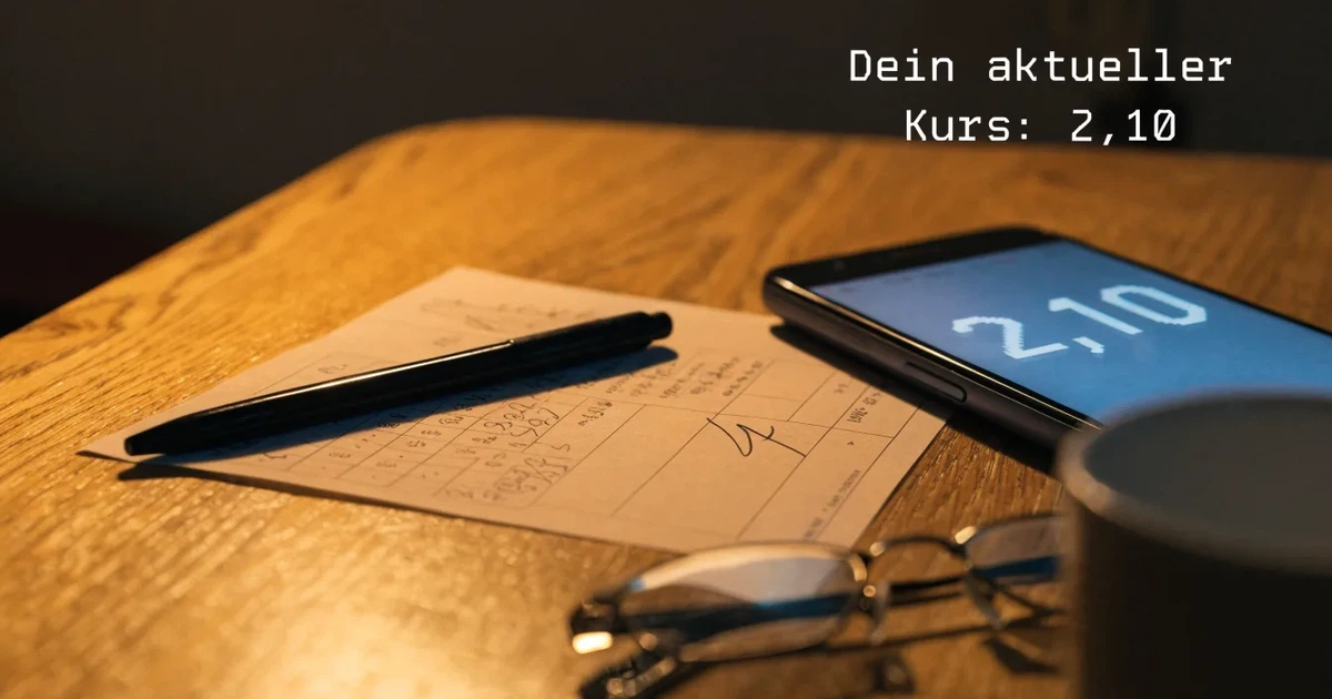 Eine Balkenwaage aus Messing steht im Gleichgewicht auf einem hellen Tisch, links und rechts liegt je eine Münze.